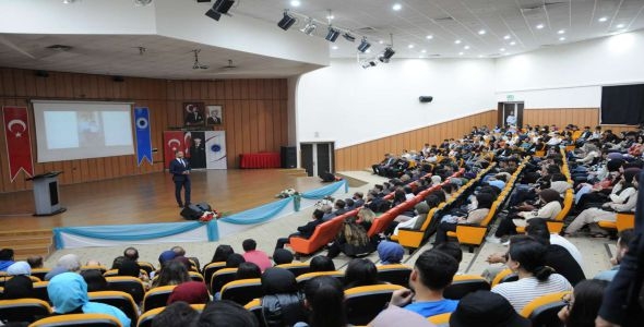 Batü'de kariyer konferansları sürüyor